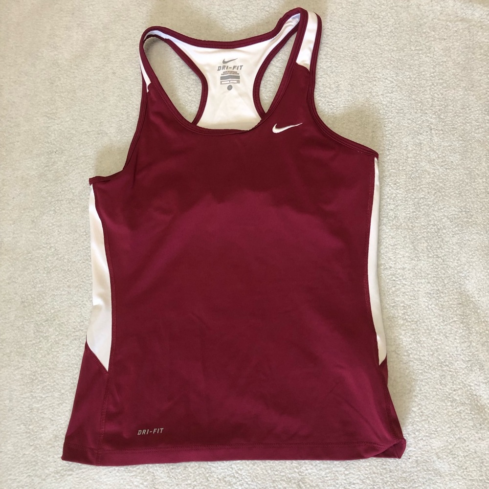 Nike Women’sBack tank top with built in bra. Size S